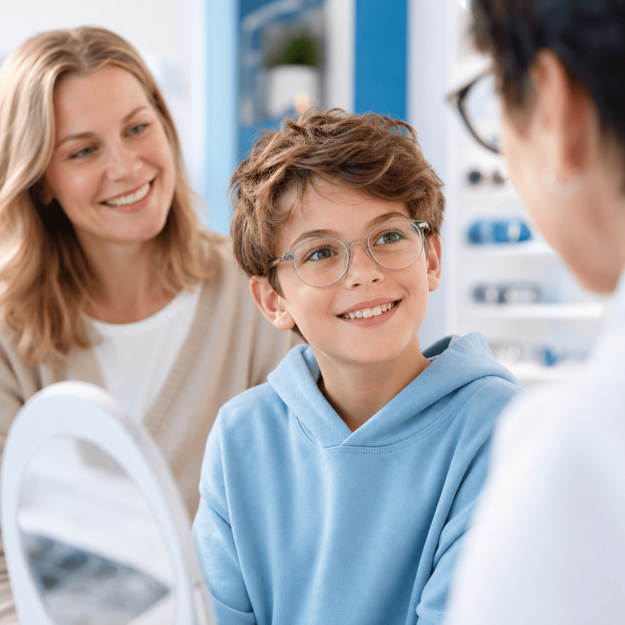 Kind mit Essilor Stellest Brillengl&auml;sern in der Beratung